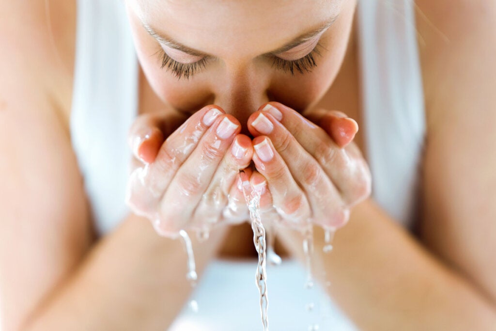 Yüzünü yıkayan kadın